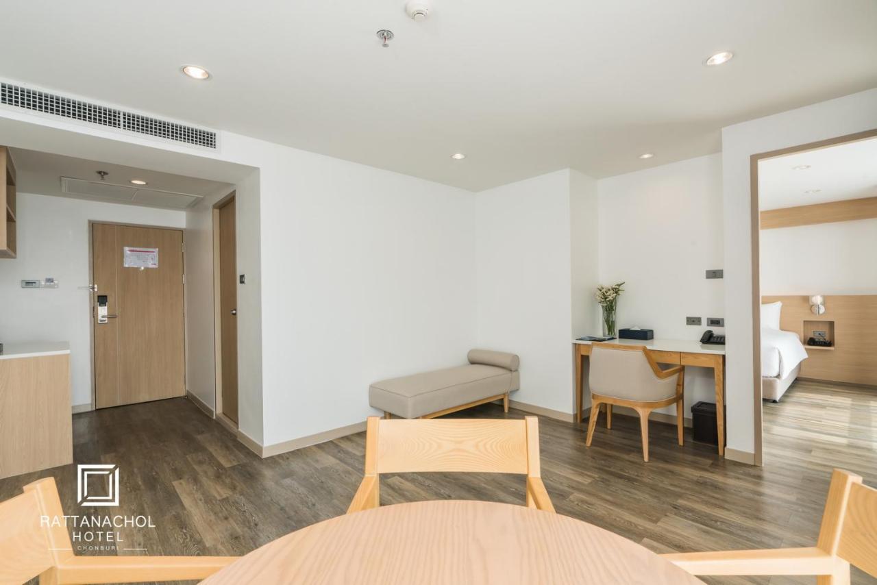 Rattanachol Hotel Csonburi Kültér fotó